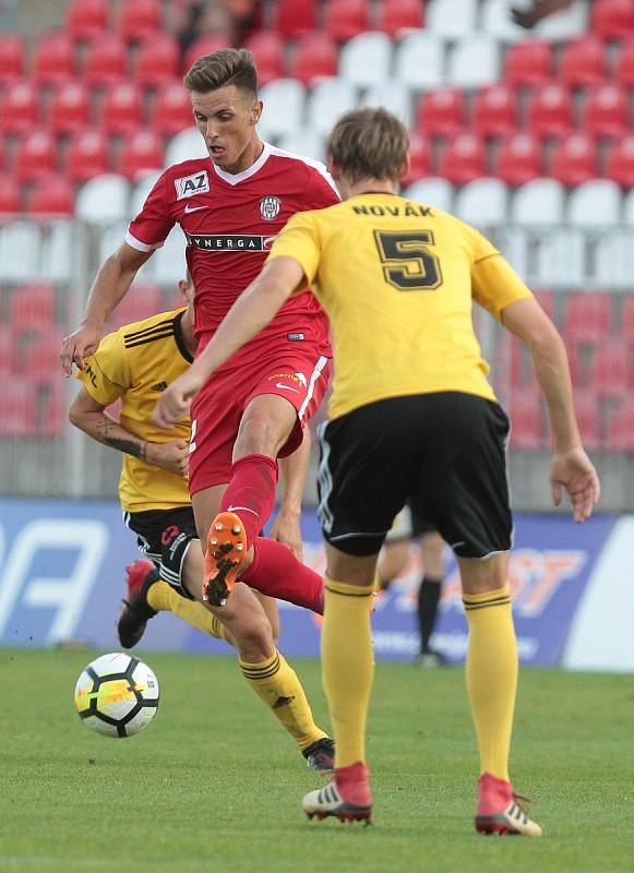 Fotbalisté Zbrojovky (v červeném) podruhé v novém ročníku druhé nejvyšší soutěže vyhráli. Doma zdolali České Budějovice 2:1.