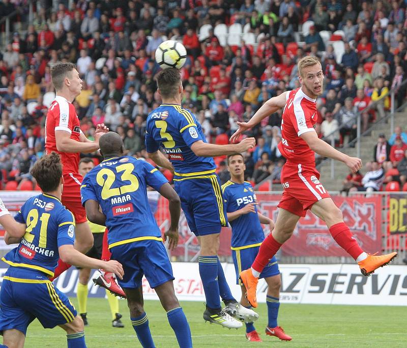 V utkání 29. kola Zbrojovka Brno (v červeném) nevstřelila Jihlavě branku a po remíze 0:0 si definitivně zpečetila sestup do druhé ligy.