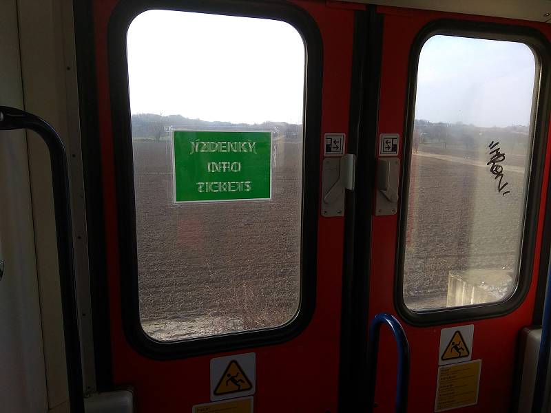 Místo zelených pruhů jsou v mnoha vlakových soupravách zatím pouze zelené tabulky.