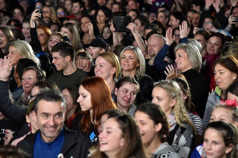 Společnou choreografii tančilo na brněnském výstavišti dohromady 2052 lidí.