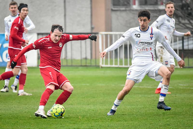 Líšeňští fotbalisté (v bílém) zdolali v devatenáctém kole FORTUNA:NÁRODNÍ LIGY Chrudim 3:0.