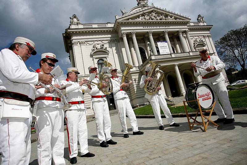 Svátek svého patrona, svatého Floriana, slavila ve středu v Brně i dechovka Skutečských hasičů.