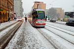 Sníh zasypal Brno. Tramvajím komplikovaly cestu zasněžené výhybky.