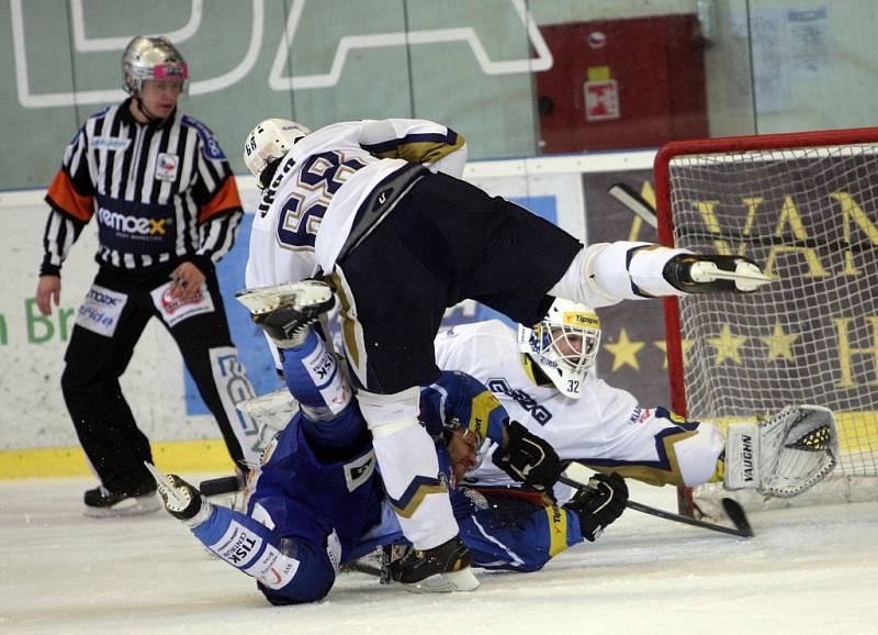 Jaromír Jágr (Kladno) fauluje Erata (Kometa)