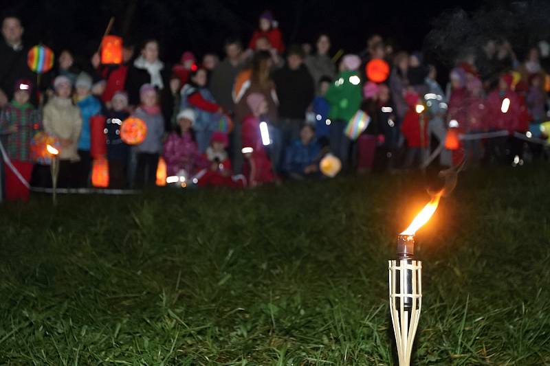 Lampionový průvod v brněnské Čertově rokli.