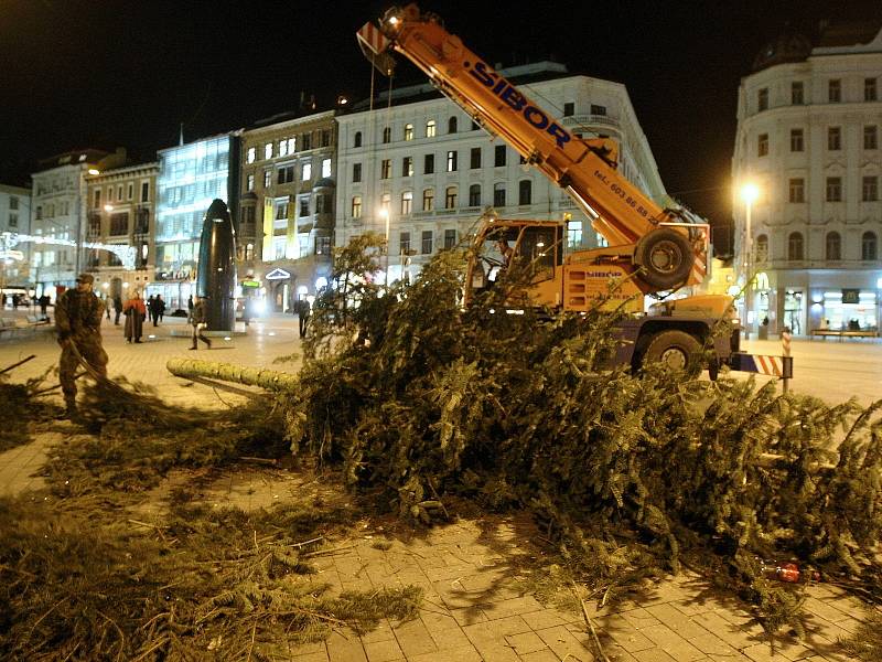 Vánoční strom na brněnském náměstí Svobody už zmizel. V pátek večer jej skáceli.