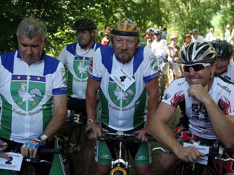 V brněnských Bosonohách se v neděli sešla řada osobností i obyčejných fanoušků cyklistiky, aby uctili legendárního brněnského závodníka Miloše Hrazdíru, od jehož úmrtí letos uplynulo dvacet let.