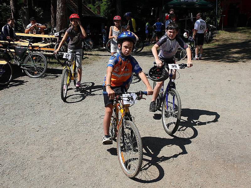 V brněnských Bosonohách se v neděli sešla řada osobností i obyčejných fanoušků cyklistiky, aby uctili legendárního brněnského závodníka Miloše Hrazdíru, od jehož úmrtí letos uplynulo dvacet let.