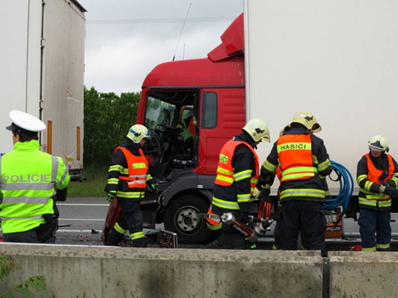 Zásah vrtulníku záchranářů si vyžádala dopravní nehodana 204. kilometru dálnice D1 u obce Podolí v pondělí před jedenáctou hodinou dopoledne. 