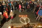 Za oběti teroristického útoku zapálili lidé svíce i v Brně.