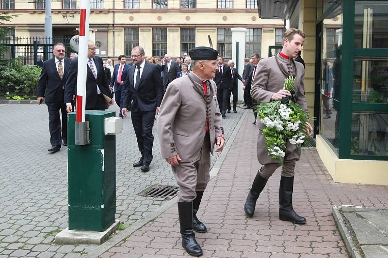 Uctění památky obětí druhé světové války.