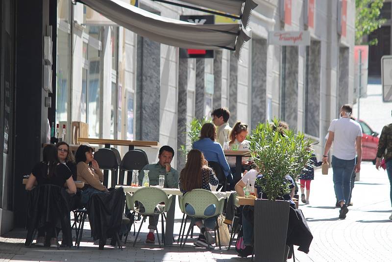 V neděli odpoledne - v poslední den stavu nouze kvůli koronaviru - se brněnské zahrádky před restauracemi, kavárnami a hospodami zaplnily v letním počasí lidmi.