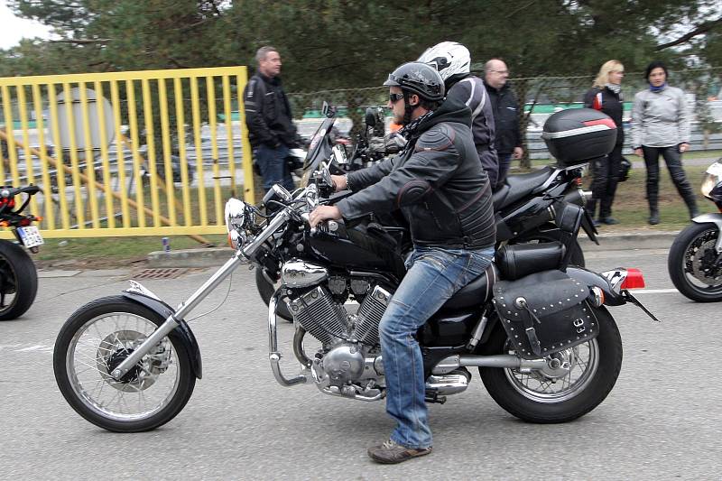 Motorkáři uctili na brněnském okruhu památku italského motocyklového jezdce Marca Simoncelliho. Nechyběli Karel Abraham, Karel Hanika ani legendy Kamil Holán a Peter Baláž.