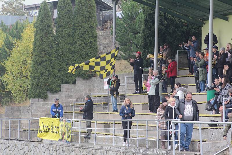 Fotbalisté Slovanu Rosice (ve žlutočerném) doma zdolali Hranice 3:0.