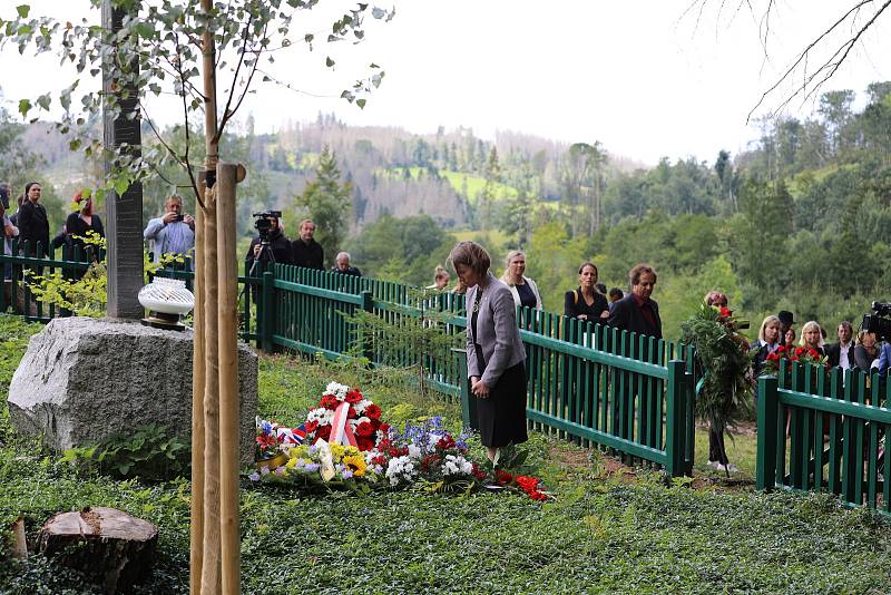 Stovky lidí si v Hodoníně u Kunštátu na Blanensku připomněly při pietním aktu k oběti holocaustu Romů a Sintů.