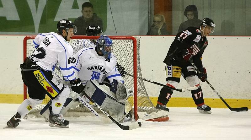 Hokejisté Techniky (v černém) začali baráž o postup do první ligy domácí porážkou s Havířovem 1:3.