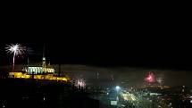 Silvestrovská půlnoc byla ve středu Brna ve znamení mnoha pyrotechnických efektů. Světlice a petardy připomínaly hodinu před a po půlnoci válečnou zónu. Fotograf Deníku mohl zaznamenat scénu z oken Hotelu Courtyard by Marriott.