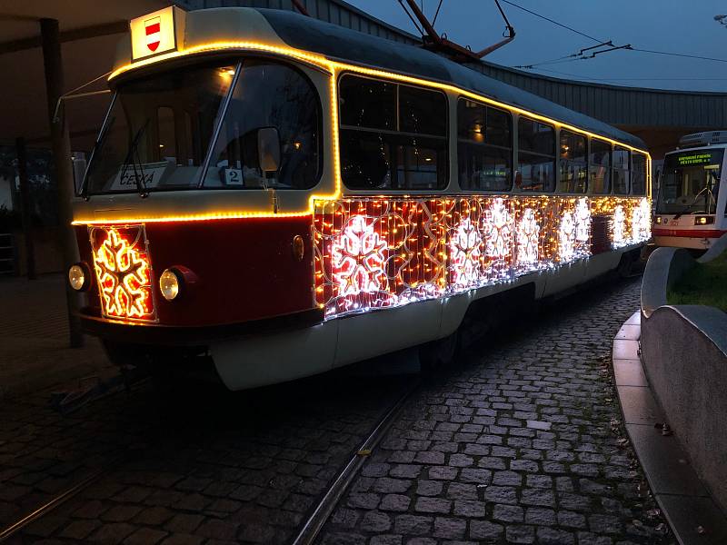 Vánoční tramvaj v Brně.