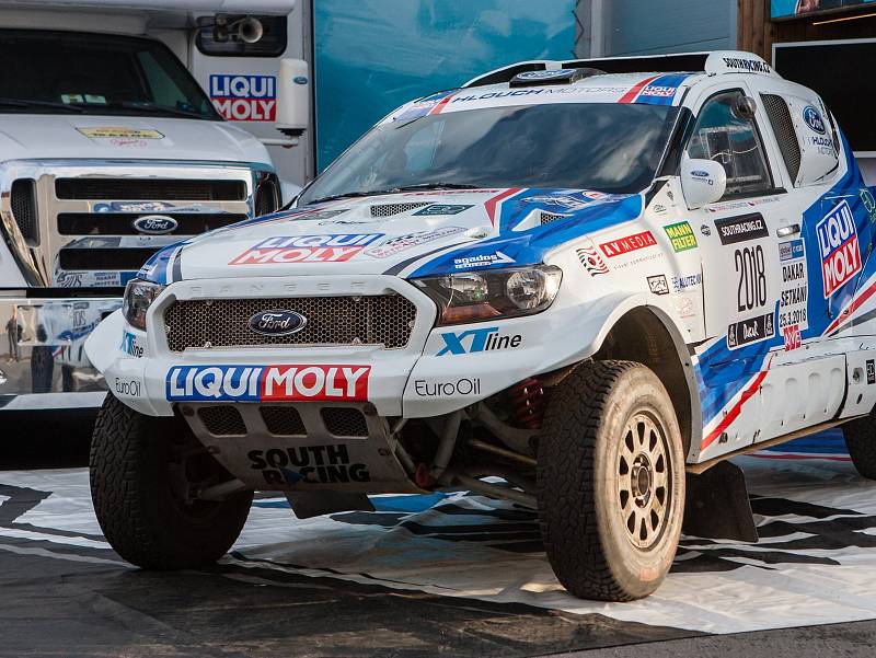 Fanoušci závodníka Tomáše Ouředníčka a automobilového sportu si prohlížejí Ouředníčkův závodní speciál Ford Ranger, než se s ním vydá na Rallye Dakar 2018.