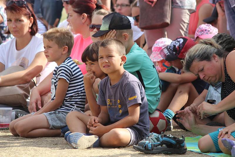 Tisíce lidí si v sobotu odpoledne přišlo vychutnat rekonstrukci bitvy o Brno. Vojska generála Torstensona obléhala Kraví horu.