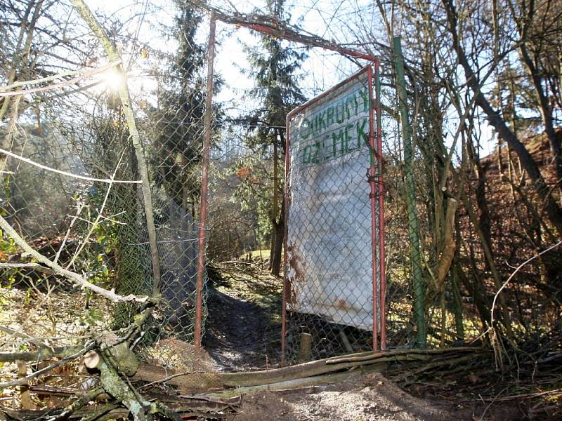 Šestiletý spor o pěšinu na soukromém pozemku k potoku Vrbovec je u soudu. Bystrcká radnice nyní čeká na výsledek.