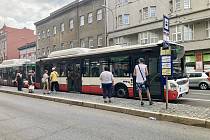 Odklonem jezdí v Brně posledních několik dní autobusy linky 49 a 77 ve směru do Úzké ulice. Důvodem jsou kolony způsobené opravami silnic kolem Zvonařky.