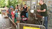 Brněnská zoo si pro školáky připravila už tradičně odměnu. Tentokrát jim za vysvědčení s vyznamenáním rozdává figurku velblouda a sladkou svačinu.