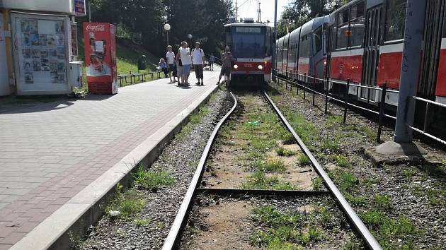 Zkroucené tramvajové koleje v Brně. Mohly za to vysoké teploty.