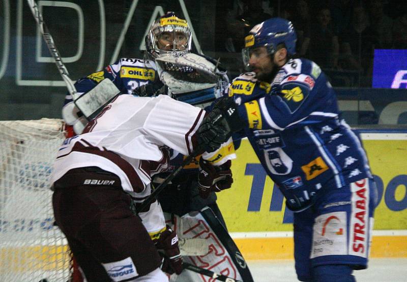 Kometa (v modrém) v sedmém semifinálovém zápase porazila 5:4 Spartu a postoupila do finále.