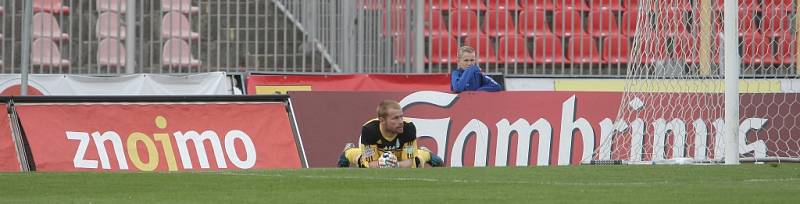 Smutek brankaře. Znojmo prohrává 1-0 s Ostravou.