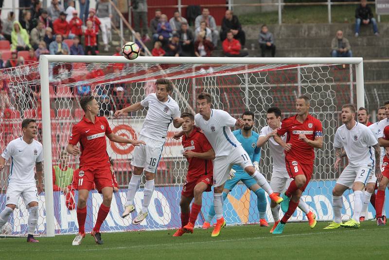 Tomu zápasu nic nechybělo. Dynamický fotbal se spoustou šancí, šest gólů, zahozená penalta a rozuzlení poslední akcí. Prvoligoví fotbalisté Zbrojovky na domácím trávníku remizovali před zraky 9223 diváků s pražskou Spartou 3:3.