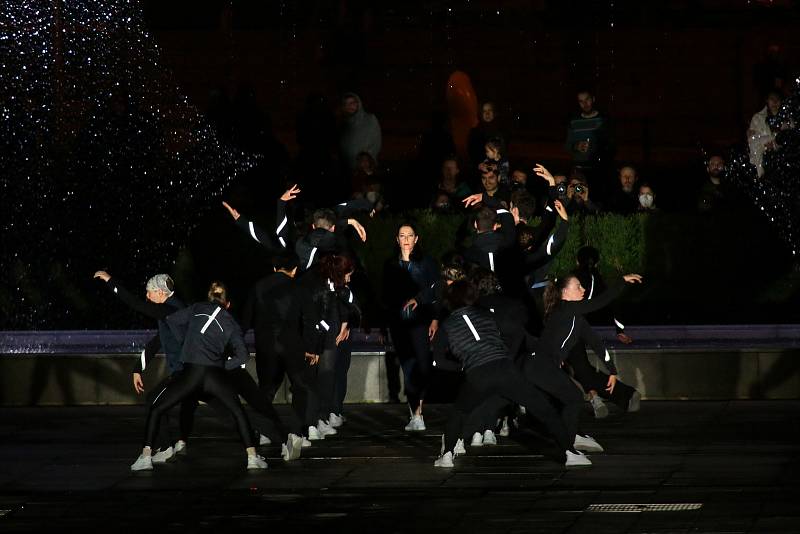 Festival divadelní svět odstartoval balet Noosféra neboli zmrzlinové andante pro tanečníky a fontánu.