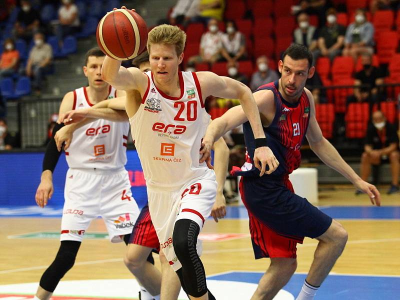 Z basketbalového utkání play off Kooperativa NBL Nymburk - Brno (85:64).