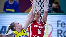 Basketbalistka Natálie Stoupalová (v červeném) si v kvalifikaci na mistrovství Evropy připsala čtyři starty.