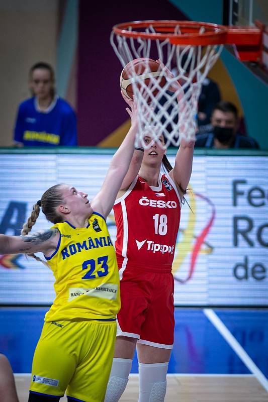 Basketbalistka Natálie Stoupalová (v červeném) si v kvalifikaci na mistrovství Evropy připsala čtyři starty.