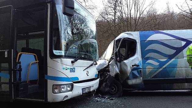 Mezi Adamovem a Bílovicemi nad Svitavou došlo ve čtvrtek ráno ke střetu autobusu s dodávkou.