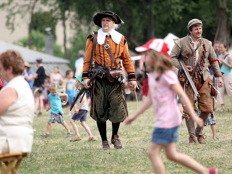 Rekonstrukce slavné bitvy z roku 1645 - švédská vojska dobývají hrad Veveří.