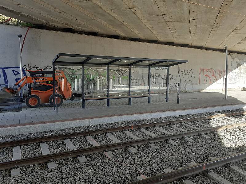 Přístřešek umístěný pod mostem na brněnské Osové tramvajové zastávce ve směru do Starého Lískovce už zmizel.
