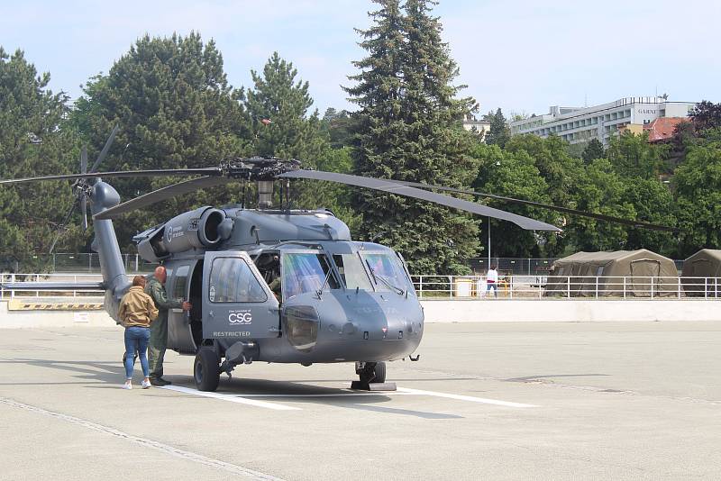 Na brněnském výstavišti přistál legendární vrtulník Black Hawk.