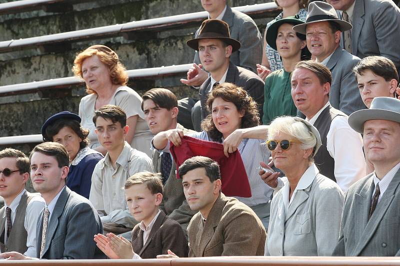 Natáčení filmu Zátopek na fotbalovém stadionu za Lužánkami.