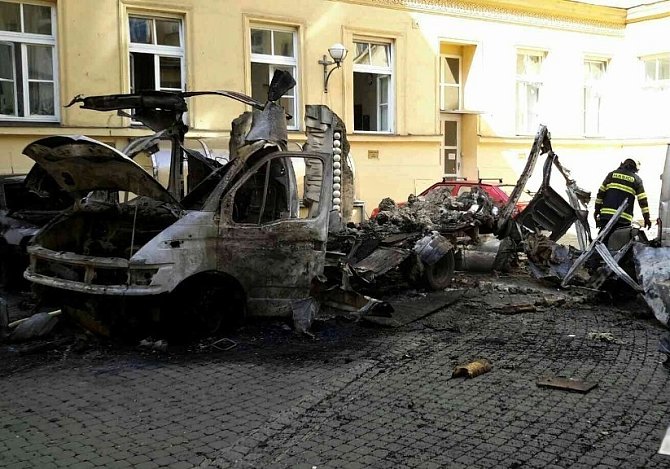 Výbuch tlakové lahve ve vnitrobloku rektorátu Masarykovy univerzity v Brně nadělal pěknou spoušť.