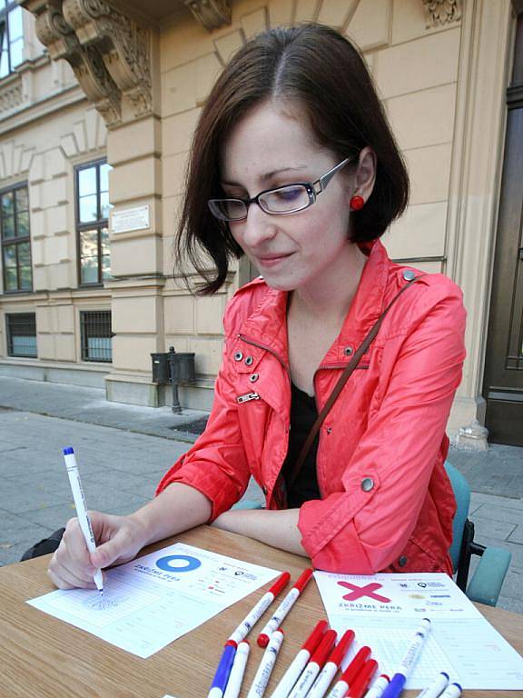 Členové sdružení Student Cyber Games se rozhodli hrát piškvorky čtyřiadvacet hodin v kuse v co největším počtu lidí.