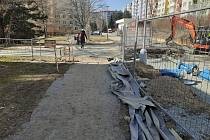 V Synkově ulici v brněnské Líšni stále chybí chodník. Lidé musí využít provizorní cestu po trávníku.