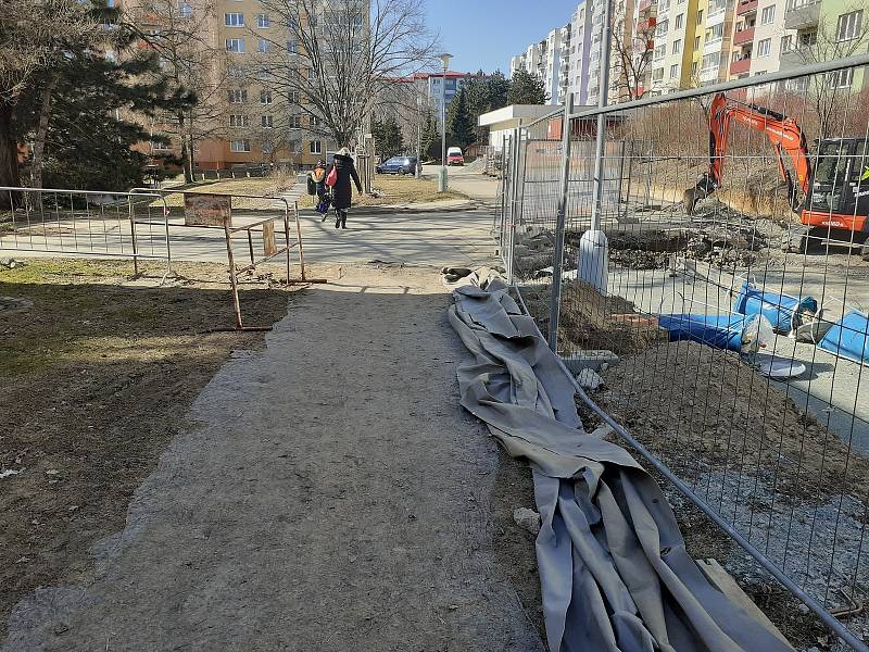 V Synkově ulici v brněnské Líšni stále chybí chodník. Lidé musí využít provizorní cestu po trávníku.