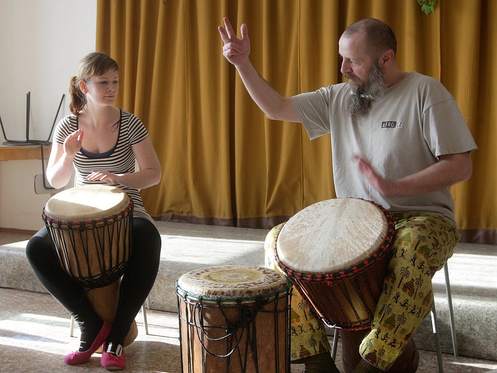 Brněnský deník | V Bohunicích se naučili hrát na exotické bubny djembe |  fotogalerie