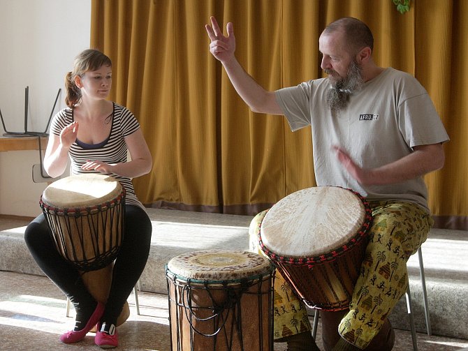 Workshop hry na africký buben djembe a basové bubny v brněnských Bohunicích.