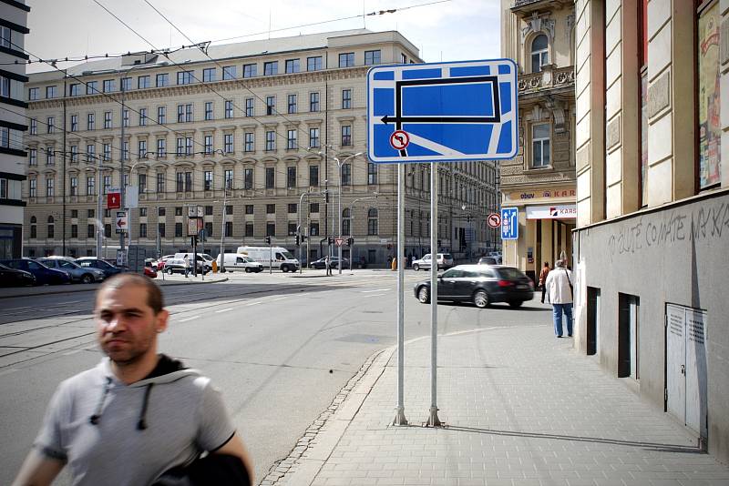 Chcete-li odbočit doleva, musíme jet nejprve rovně a potom třikrát doprava. Zhruba takový je výklad dopravní značky, která je umístěna na křižovatce ulic Cejl a Koliště v centru Brna. Její fotografie koluje po sociálních sítích a baví lidi.