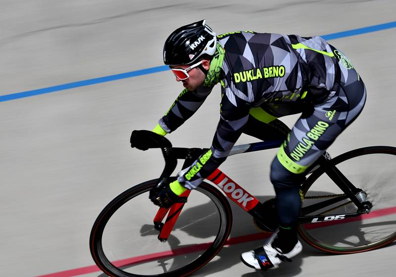 Trénink dráhových cyklistů Dukla Brno na velodromu.