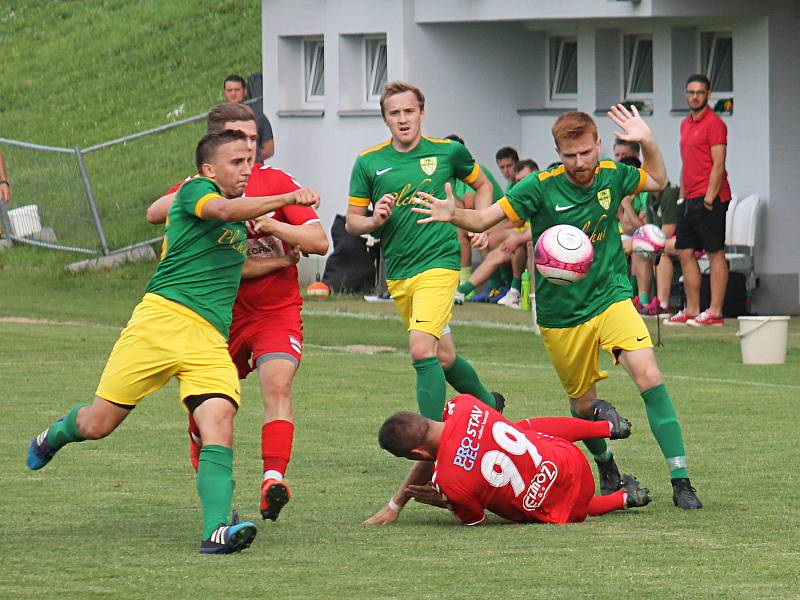 Ve finále krajského fotbalového poháru porazil Start Brno (červené dresy) Mutěnice 4:2.