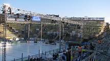 Poslední chvíle klidu za Lužánkami. Provizorní stadion v pátek bude hostit přes 20 tisíc lidí.